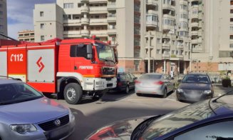 Bloc din Mănăștur cuprins de flăcări din cauza unui incendiu la subsol. 500 de kg de gunoaie au luat foc