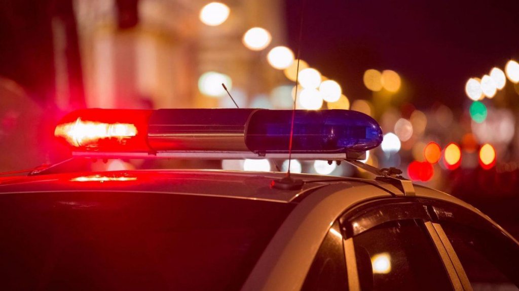 A lovit mai multe mașini parcate după ce a condus beat și fără permis. Polițiștii au tras focuri de armă