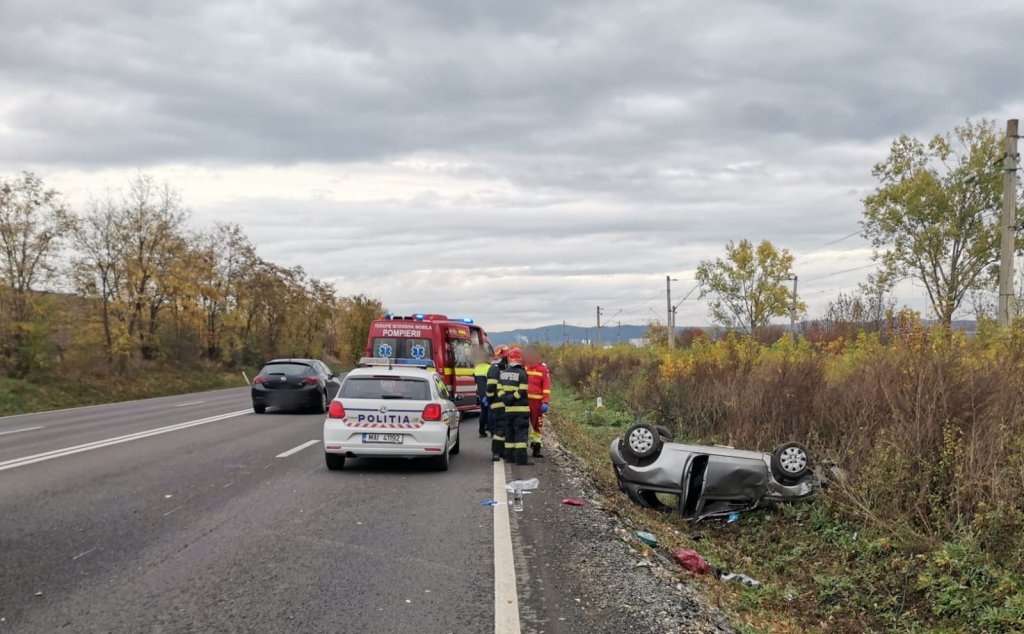 Accident GRAV lângă comuna Jucu. Mașină cu roțile în sus, în șanț / O persoană are nevoie de îngrijiri medicale
