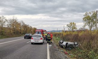Accident GRAV lângă comuna Jucu. Mașină cu roțile în sus, în șanț / O persoană are nevoie de îngrijiri medicale