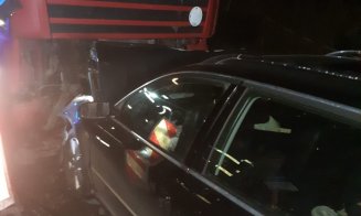 Impact între o mașină și un TIR pe un drum din Cluj. Trei răniți, printre care și un copil
