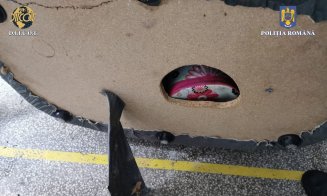 Traficanți de droguri arestați la Cluj. Își ascundeau "marfa" într-o canapea/ Un pachet mare cu canabis, pregătit pentru un party