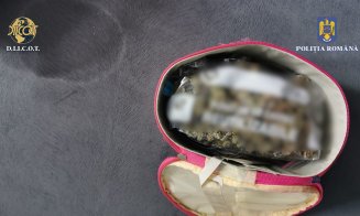 Traficanți de droguri arestați la Cluj. Își ascundeau "marfa" într-o canapea/ Un pachet mare cu canabis, pregătit pentru un party