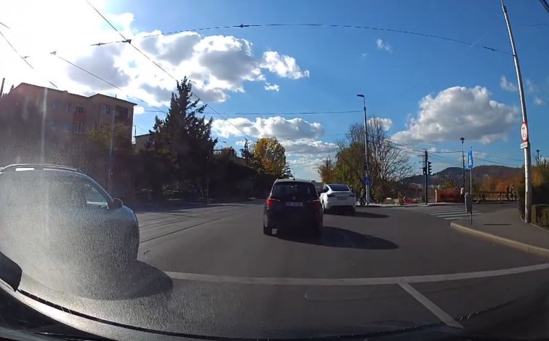 Din categoria RUPE-ŢI PERMISUL! Șofer lansat lângă Podul Garibaldi. Cei de pe trotuar au scăpat ca prin urechile acului