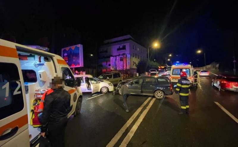 Accident cu 3 mașini și 2 răiniți la Cluj-Napoca