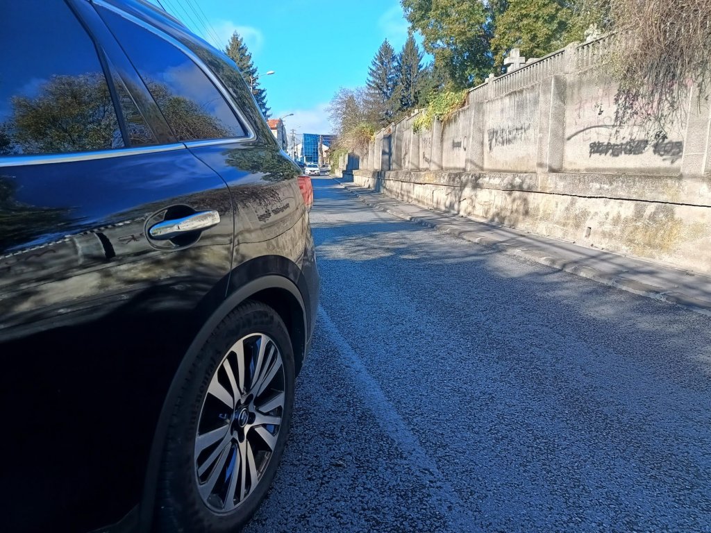 RUPE-ŢI PERMISUL: Parcări blocate, şoferie pe contrasens şi pietoni împinşi în mijlocul străzii la Cluj-Napoca