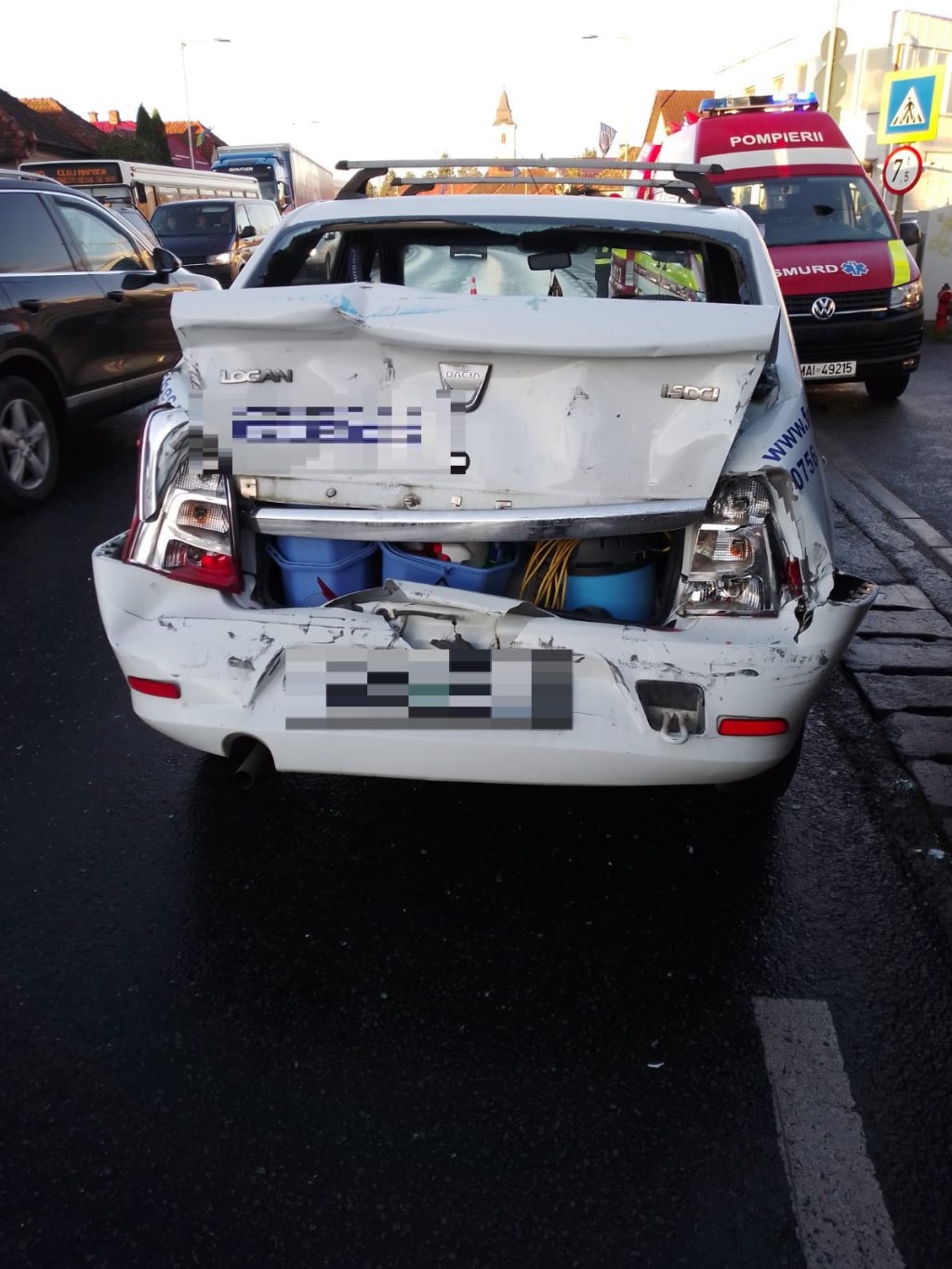 ACCIDENT în Floreşti: Autoutilitară vs. Logan. 2 femei, transportate la spital