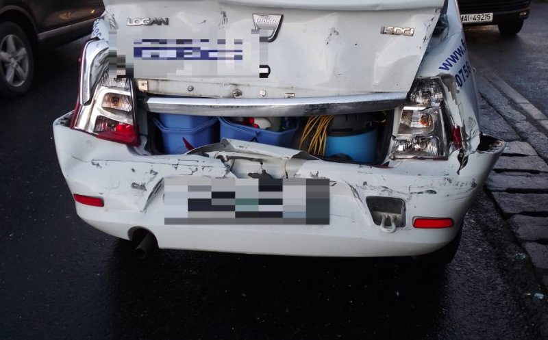 ACCIDENT în Floreşti: Autoutilitară vs. Logan. 2 femei, transportate la spital