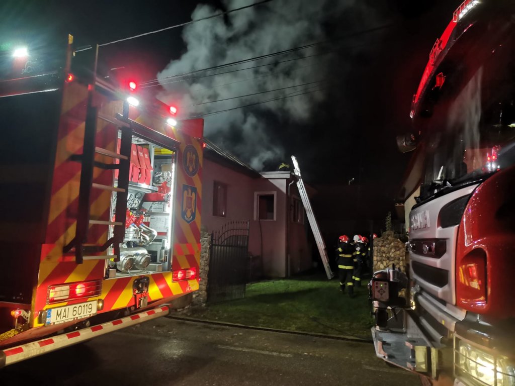 INCENDIU în judeţul Cluj: Le-a ars acoperişul casei în prag de iarnă / Cauza incendiului