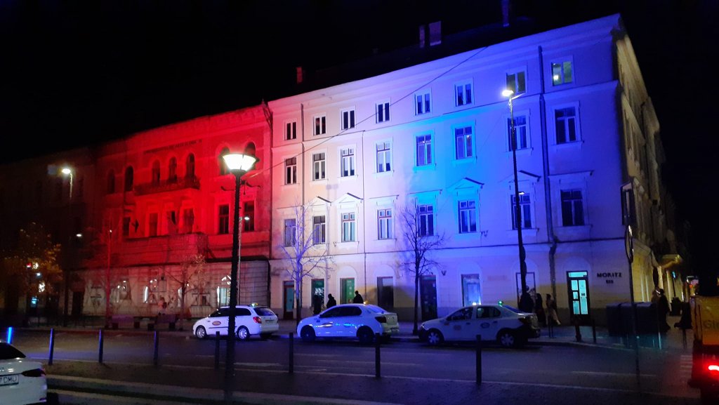 Cu drapelul pe dos, în Piaţa Unirii...  / UPDATE: "Doreii tocmai au stins luminile și le mută invers"