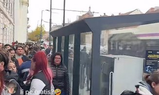 Coadă INCREDIBILĂ pentru șaroma GRATIS la Cluj! Sute de oameni așteaptă la rând