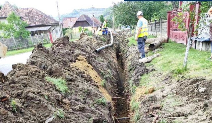 Se modernizează rețeaua de apă într-o nouă localitate din Cluj! Lucrările se apropie de finalizare