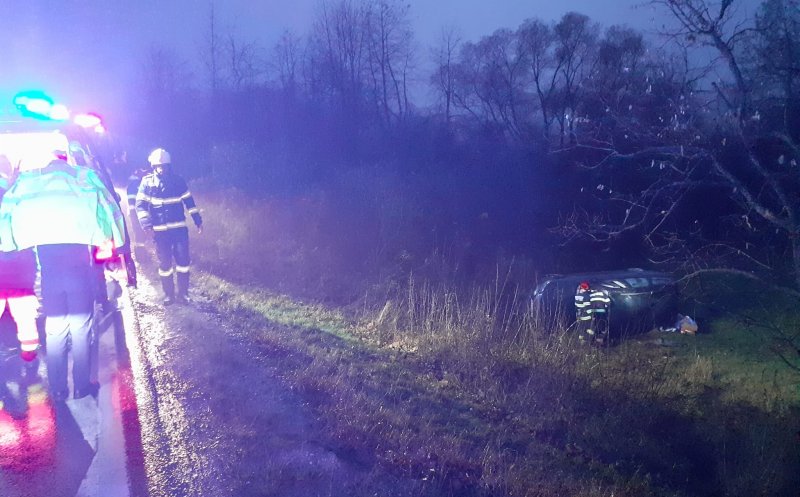Mașină răsturnată la Bologa. Au intervenit pompierii și echipajele SMURD