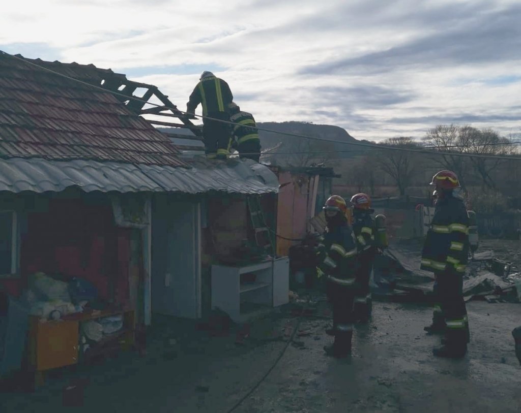 Incendiu într-o localitate din Cluj. Trei barăci, cuprinse de flăcări