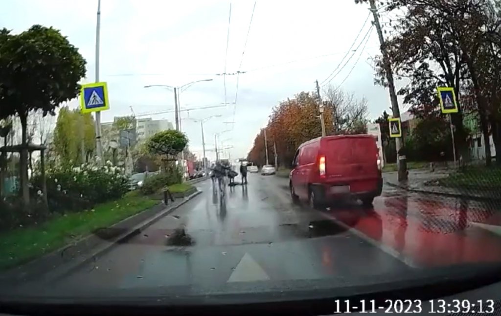 Minor lovit în plin pe trecerea de pietoni. Şoferii ocolesc victima şi îşi văd de drum... inclusiv o maşină cu numere de CJ