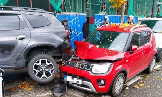 Coliziune între două mașini, în centrul Clujului. Bărbat, transportat la spital