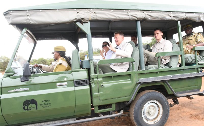 Președintele Iohannis își continuă excursiile departe de agitația din țară! Este la safari, în Africa