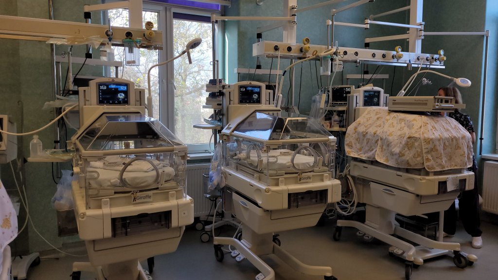 Premieră în România, la Secția de Neonatologie I din Cluj: Sisteme de camere pentru transmisiuni live la terapie intensivă/ Părinții, incluși în îngrijirea nou-născutului