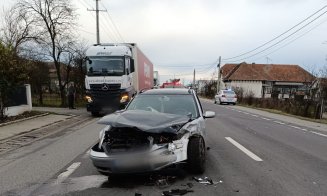 ACCIDENT între două mașini, în Cluj. Trei persoane, transportate la spital