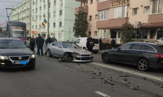 Coliziune între trei mașini pe un bulevard din Cluj-Napoca. O autospecială ISU și un echipaj SAJ, la fața locului