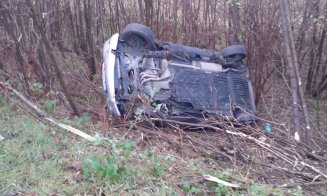 Accident pe un drum din Cluj! A ieșit cu mașina în decor și s-a răsturnat