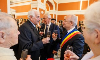 Primarul Clujului a premiat cuplurile care au sărbătorit 50 ani de căsătorie! Au primit diplome, flori, dar și bani