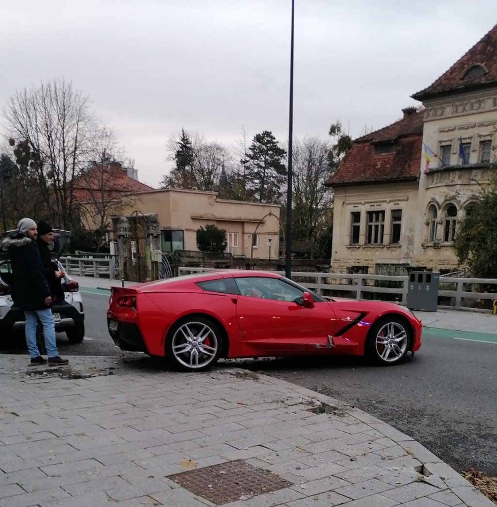 Bolid de lux, șifonat pe o stradă din Cluj-Napoca: „L-am mai văzut prin oraș. Își dădea talente. Nu mă surprinde că a lovit-o”
