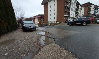 Ca după bombardamente: Stradă, trotuar şi staţie de autobuz din Cluj-Napoca