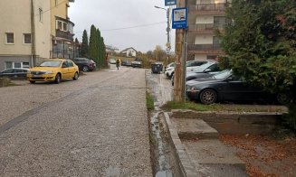 Ca după bombardamente: Stradă, trotuar şi staţie de autobuz din Cluj-Napoca