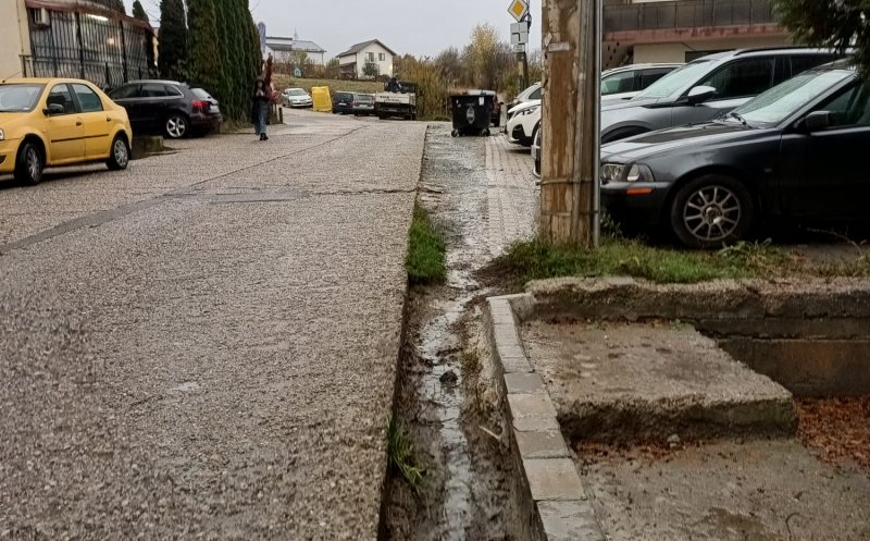 Ca după bombardamente: Stradă, trotuar şi staţie de autobuz din Cluj-Napoca
