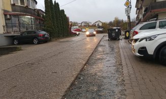 Ca după bombardamente: Stradă, trotuar şi staţie de autobuz din Cluj-Napoca