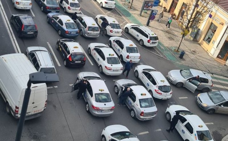 Taximetriștii, protest în centrul Clujului. Au blocat străzile