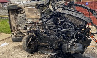 Accident GRAV pe un drum din Cluj. Mașină făcută zob. Șoferul a rămas încarcerat/ S-a solicitat elicopterul SMURD