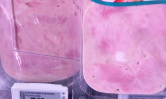 Probleme mari la magazinele PENNY și AUCHAN din Cluj. Protecția Consumatorilor a găsit ouă cu excremente, carne stricată și mizerie. Clienții erau păc
