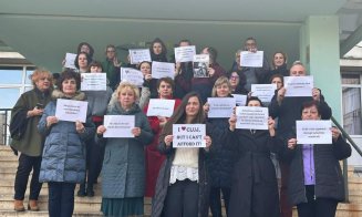 "Opriți discriminarea!" Protest la Spitalul de Recuperare din Cluj. Oamenii cer eliminarea inechităţilor salariale