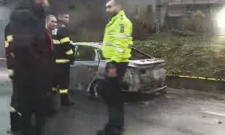 Mașină în flăcări la ieșirea din Feleacu spre Turda. Arde ca o torță/ Trafic blocat