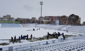 Fostul antrenor de la CFR Cluj, la lopată, prin nămeţii de pe gazon