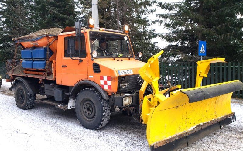 Cum se circulă pe drumurile din județul Cluj. Drumarii au împrăștiat material antiderapant
