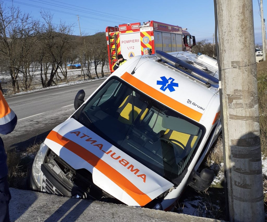 Cum s-a produs accidentul din Nima. O ambulanță care transporta un pacient a ajuns în șanț