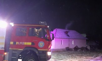 INCENDIU la o casă din comuna Poieni / Verificați sobele, şemineele, canalele şi coșurile de evacuare a fumului