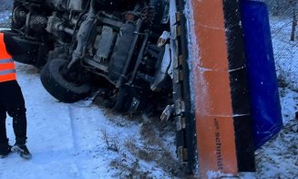 Utilaj de deszăpezire din Cluj, cu roţile în sus, în şanţ