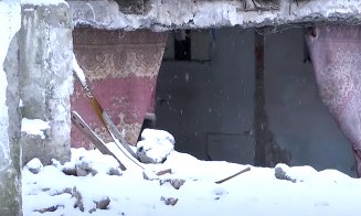 Cum s-a prăbuşit plafonul unei bănci din Cluj: Perete dărâmat, pe modelul "Dorel". O fi din fundaţie?