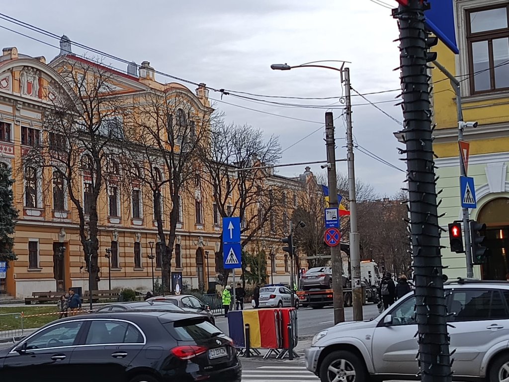 Ultimele pregătiri pentru parada de 1 Decembrie. Polițiștii clujeni fac ordine în centrul orașului și ridică mașinile