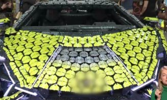 Un bolid realizat integral din piese din plastic, expus într-un mall din Cluj-Napoca