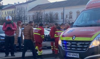 ACCIDENT rutier în centrul Clujului. O persoană primește îngrijiri medicale