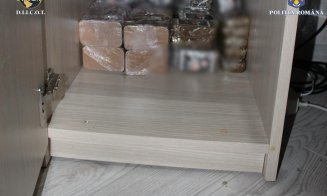 Percheziții ca-n filme la dealeri care vindeau droguri în Cluj și Iași. Geantă cu 130.000 de euro, aruncată pe geam și canabis în vasul de toaletă