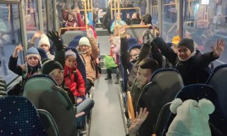 Surpriză în drum spre școală! Moș Nicolae a urcat astăzi în autobuzele școlare și le-a împărțit dulciuri celor mici