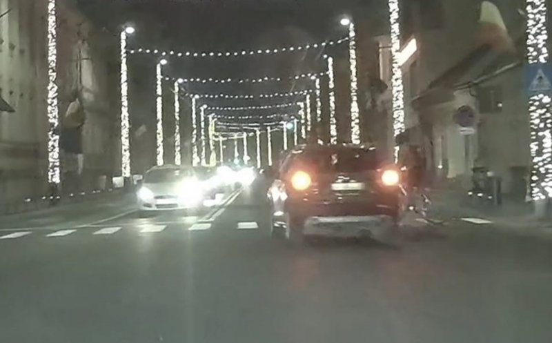 La un pas de o TRAGEDIE, în centrul Clujului. A trecut pe roșu, cu viteză și era să lovească un biciclist