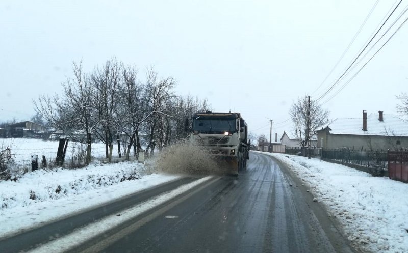 Atenție, șoferi! Acțiuni de deszăpezire și de combatere a poleiului pe unele drumuri din Cluj