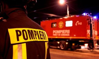 Incendiu la o bucătărie de vară dintr-o comună clujeană. Pompierii s-au luptat patru ore cu flăcările. De la ce a pornit